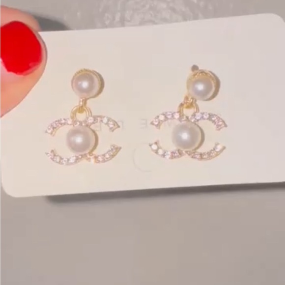 Elegant Gold and Pearl Earrings - Picture 2 of 2
